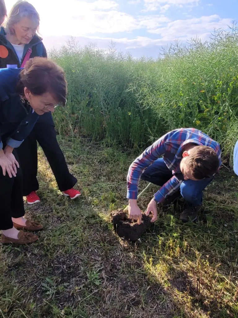 Jan_Agroforst_UnternehmerStadtST_Bodenprobe